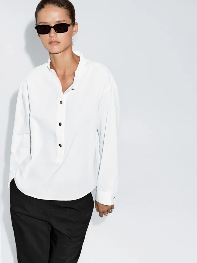 Overhemd met opstaande kraag en gouden knopen Overhemd met opstaande kraag en gouden knopen