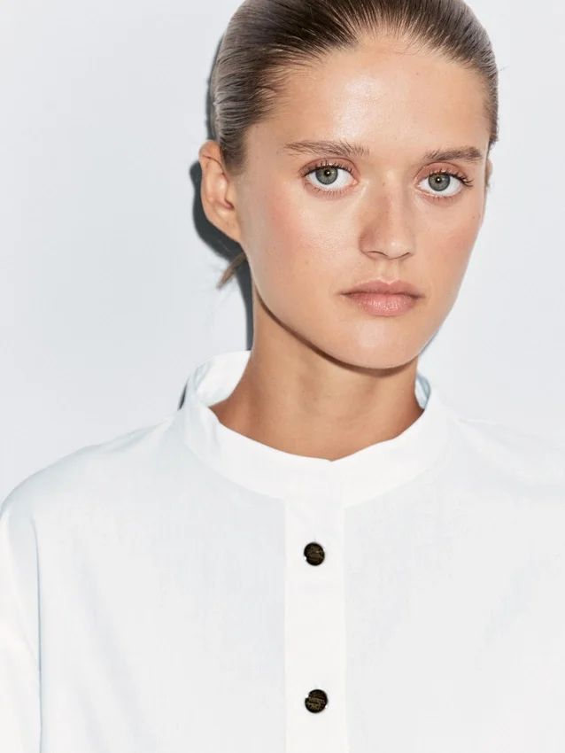 Overhemd met opstaande kraag en gouden knopen Overhemd met opstaande kraag en gouden knopen