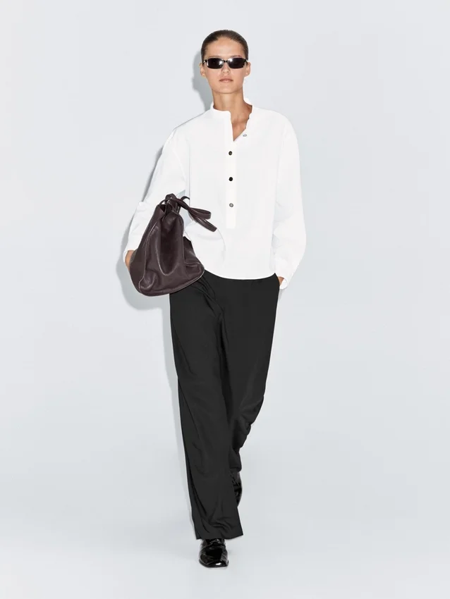 Overhemd met opstaande kraag en gouden knopen Overhemd met opstaande kraag en gouden knopen