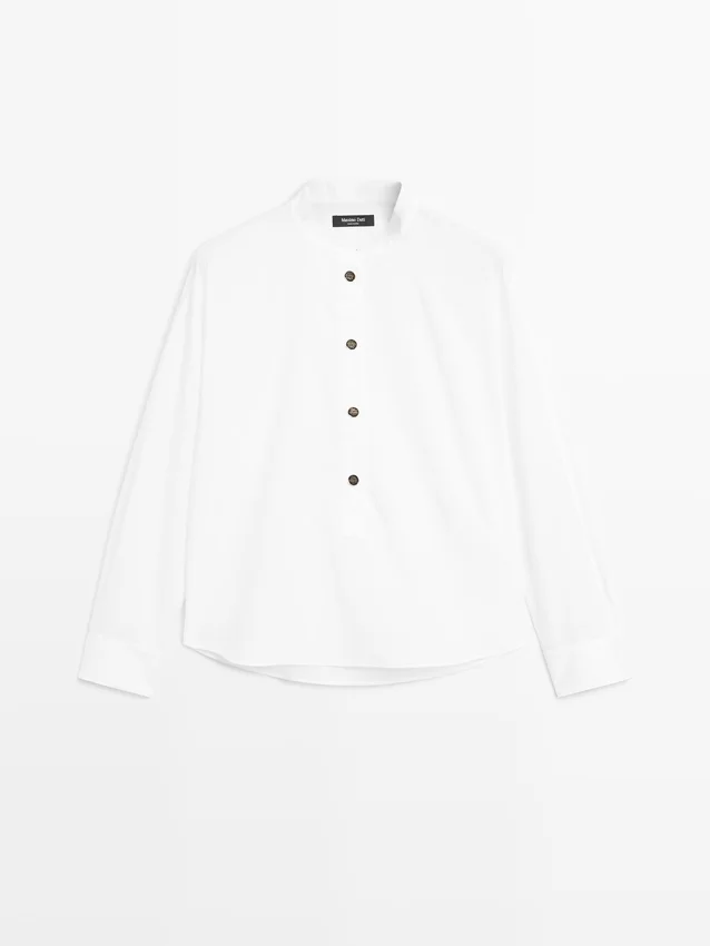 Overhemd met opstaande kraag en gouden knopen Overhemd met opstaande kraag en gouden knopen