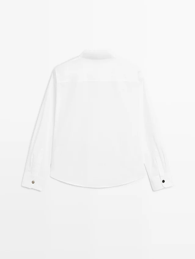 Overhemd met opstaande kraag en gouden knopen Overhemd met opstaande kraag en gouden knopen