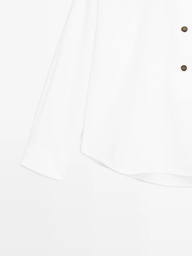 Overhemd met opstaande kraag en gouden knopen Overhemd met opstaande kraag en gouden knopen