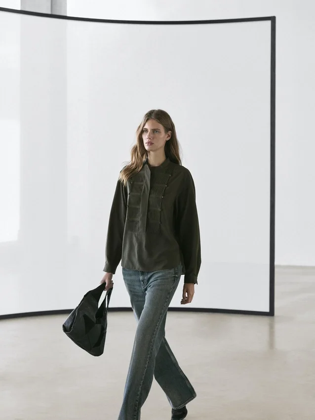 Overhemd met plooien en opstaande kraag Overhemd met plooien en opstaande kraag