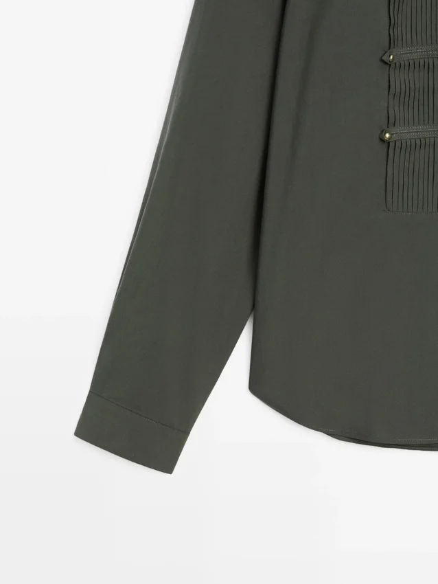 Overhemd met plooien en opstaande kraag Overhemd met plooien en opstaande kraag