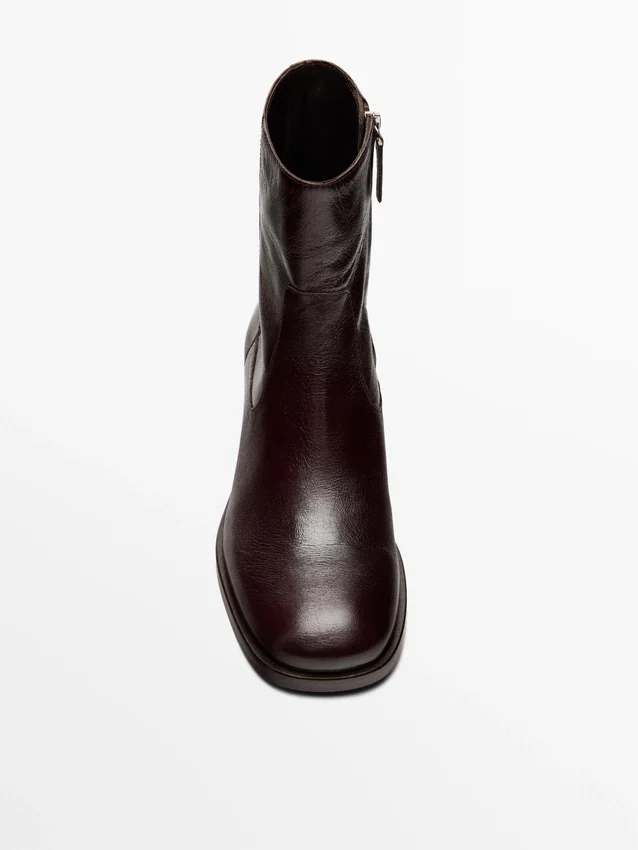 Platte enkellaarsjes van gekraakt leer Platte enkellaarsjes van gekraakt leer