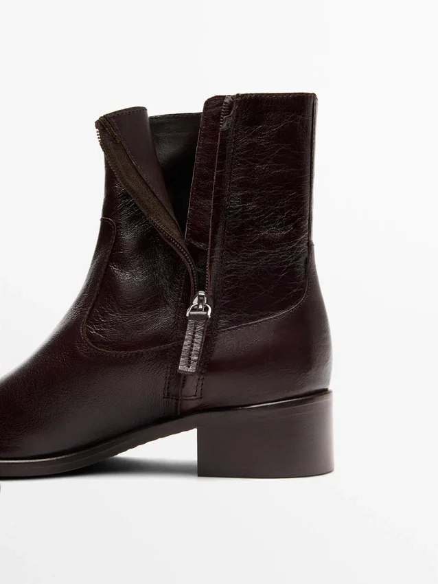 Platte enkellaarsjes van gekraakt leer Platte enkellaarsjes van gekraakt leer