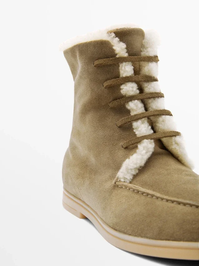 Platte enkellaarzen van gespleten leer met voering Platte enkellaarzen van gespleten leer met voering