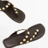Sandalen van gespleten leer met studs