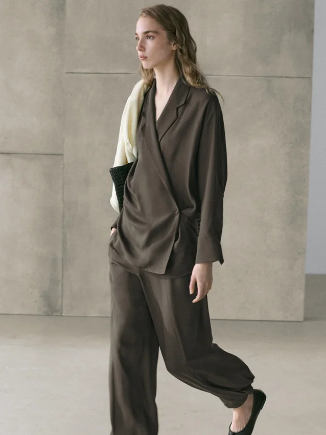 Soepelvallend overhemd met dubbele knoopsluiting Soepelvallend overhemd met dubbele knoopsluiting