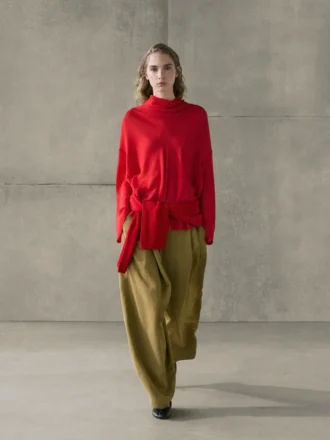 Soepelvallende blouse met gedrapeerde kraag