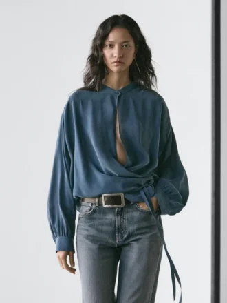 Soepelvallende blouse met overslag