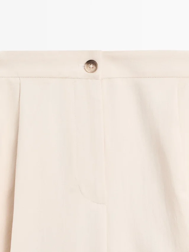 Soepelvallende broeken met omgeslagen zomen Soepelvallende broeken met omgeslagen zomen