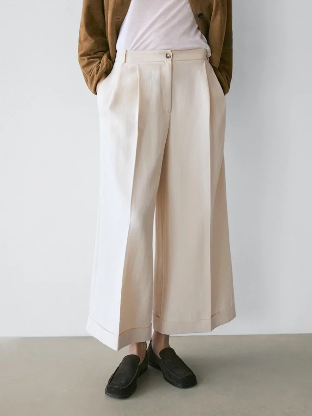 Soepelvallende broeken met omgeslagen zomen Soepelvallende broeken met omgeslagen zomen