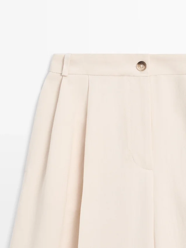 Soepelvallende broeken met omgeslagen zomen Soepelvallende broeken met omgeslagen zomen