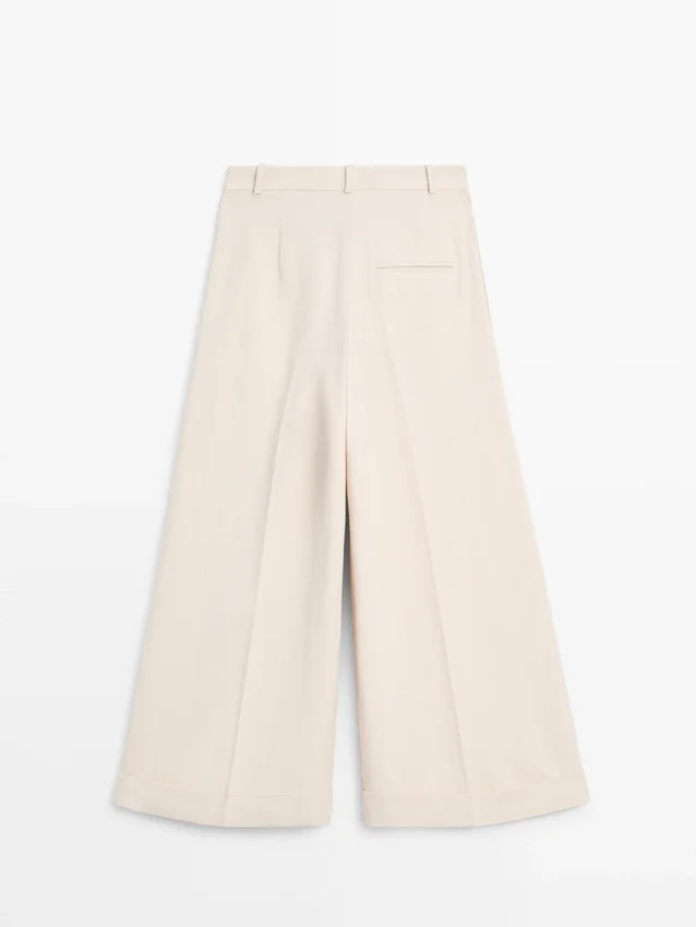 Soepelvallende broeken met omgeslagen zomen Soepelvallende broeken met omgeslagen zomen