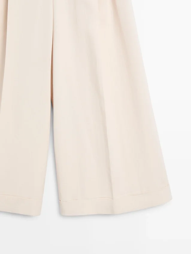 Soepelvallende broeken met omgeslagen zomen Soepelvallende broeken met omgeslagen zomen