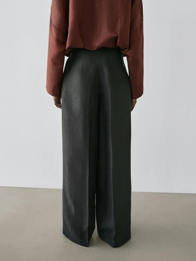 Soepelvallende linnen broek voor het kostuum Soepelvallende linnen broek voor het kostuum