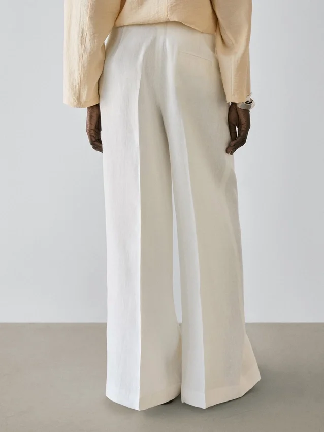 Soepelvallende linnen broek voor het kostuum Soepelvallende linnen broek voor het kostuum