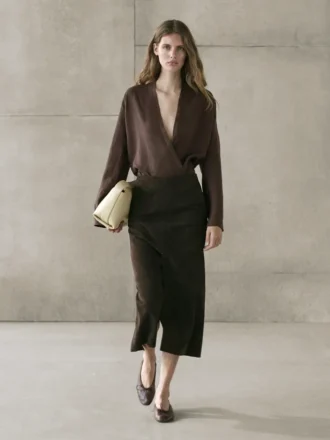 Soepelvallende, loszittende linnen wikkelblouse Soepelvallende, loszittende linnen wikkelblouse