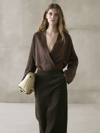 Soepelvallende, loszittende linnen wikkelblouse Soepelvallende, loszittende linnen wikkelblouse