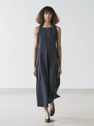 Soepelvallende midi-jurk met gespen