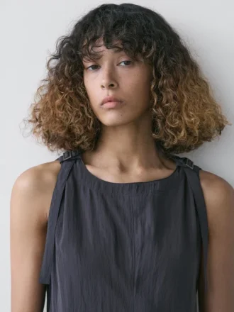 Soepelvallende midi-jurk met gespen