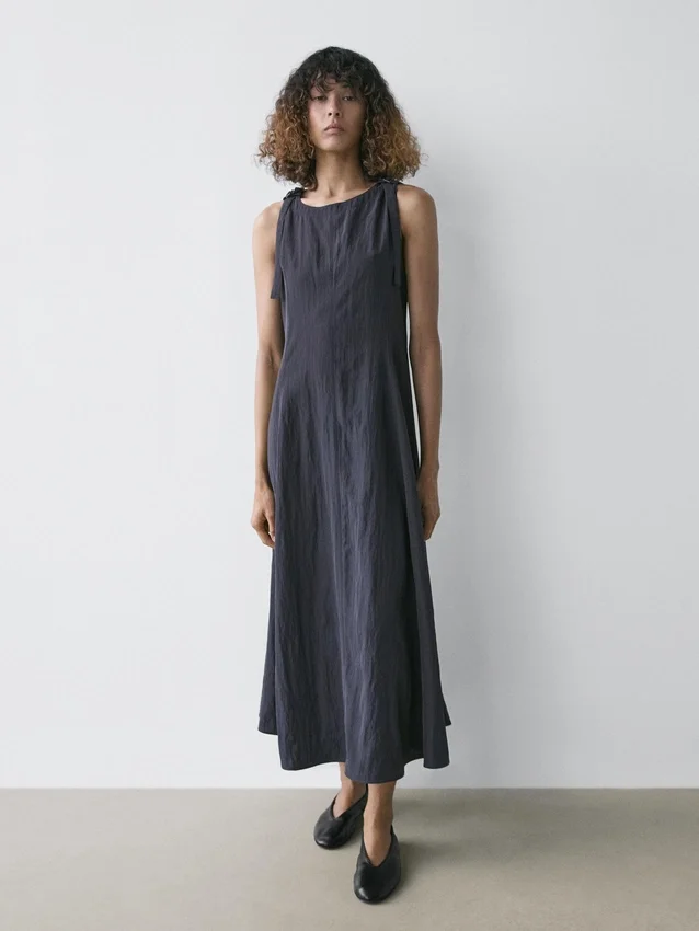 Soepelvallende midi-jurk met gespen Soepelvallende midi-jurk met gespen