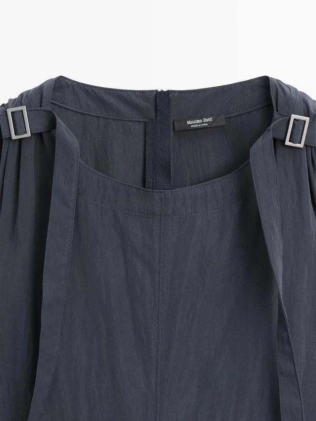 Soepelvallende midi-jurk met gespen Soepelvallende midi-jurk met gespen