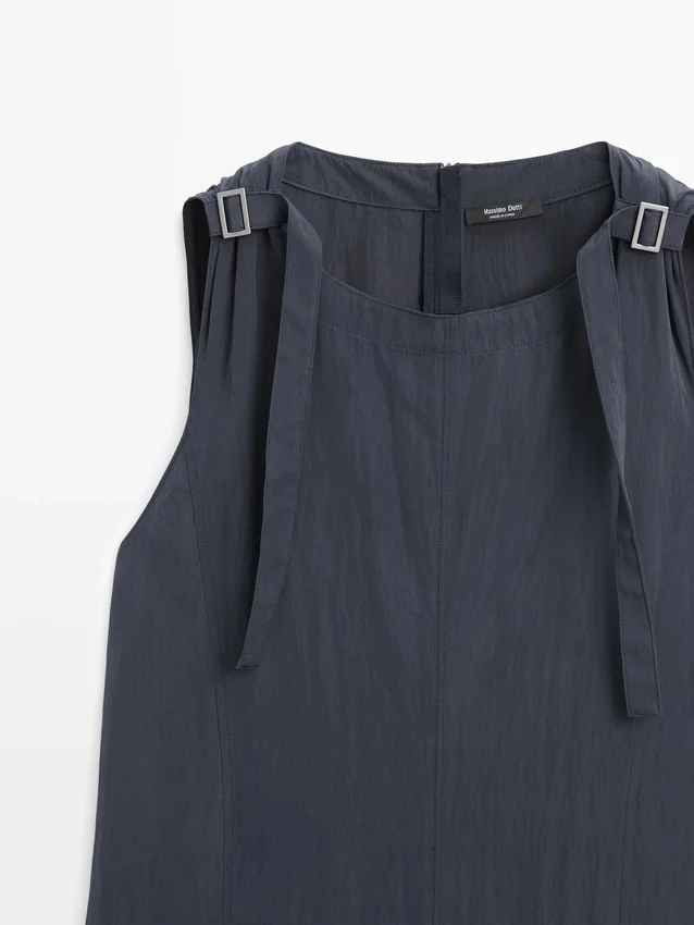 Soepelvallende midi-jurk met gespen Soepelvallende midi-jurk met gespen