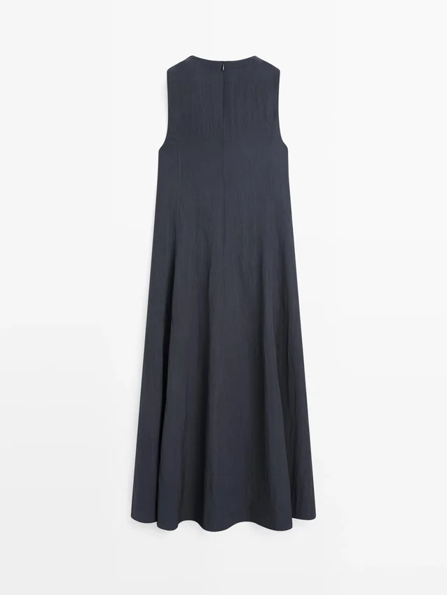 Soepelvallende midi-jurk met gespen Soepelvallende midi-jurk met gespen