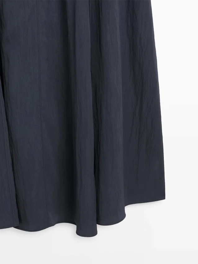 Soepelvallende midi-jurk met gespen Soepelvallende midi-jurk met gespen