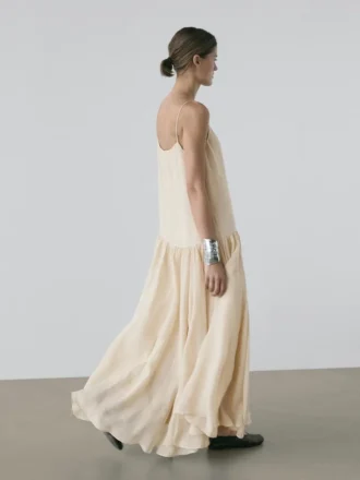 Soepelvallende midi-jurk met plooidetails