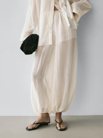 Soepelvallende sarouelbroek met plooidetails