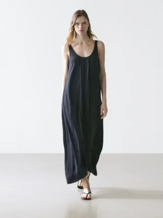 Soepelvallende uitlopende jurk met bandjes