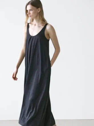 Soepelvallende uitlopende jurk met bandjes