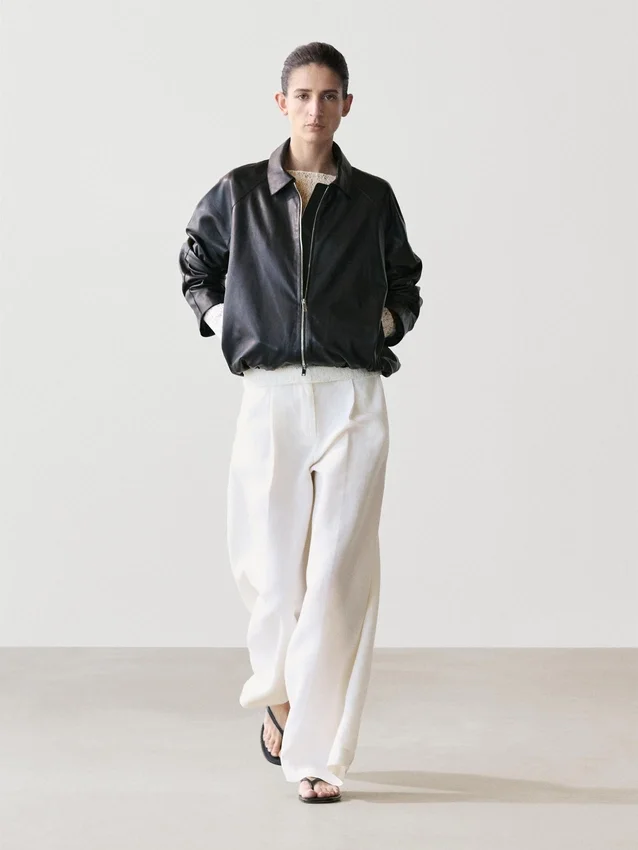 T-shirt met boothals en kanten details T-shirt met boothals en kanten details