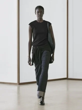 T-shirt met drop-sleeves en knoopdetails T-shirt met drop-sleeves en knoopdetails