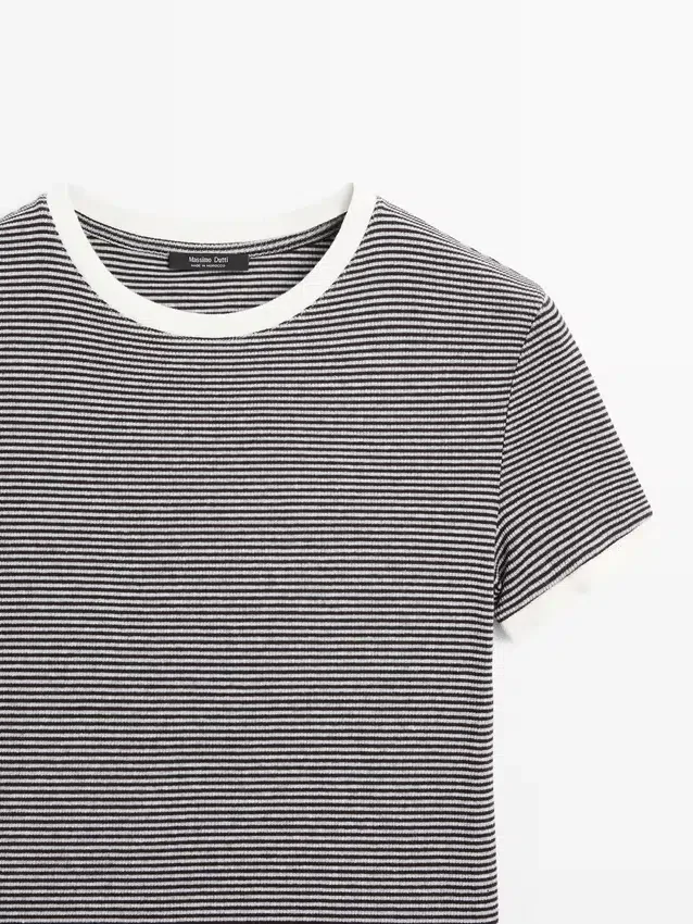 T-shirt met korte mouwen en contrasterende details T-shirt met korte mouwen en contrasterende details