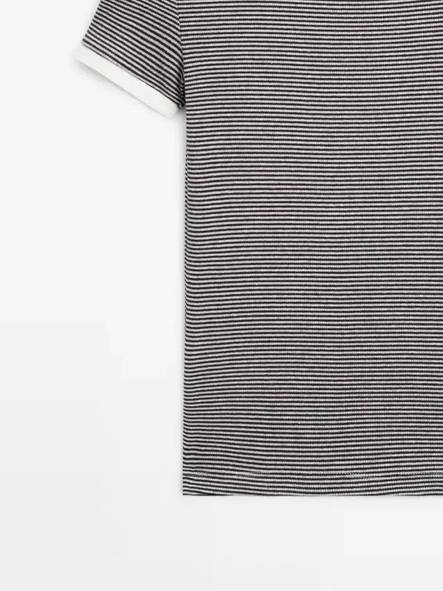 T-shirt met korte mouwen en contrasterende details T-shirt met korte mouwen en contrasterende details