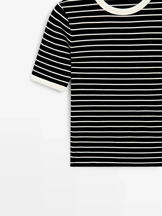 T-shirt met korte mouwen en contrasterende strepen T-shirt met korte mouwen en contrasterende strepen