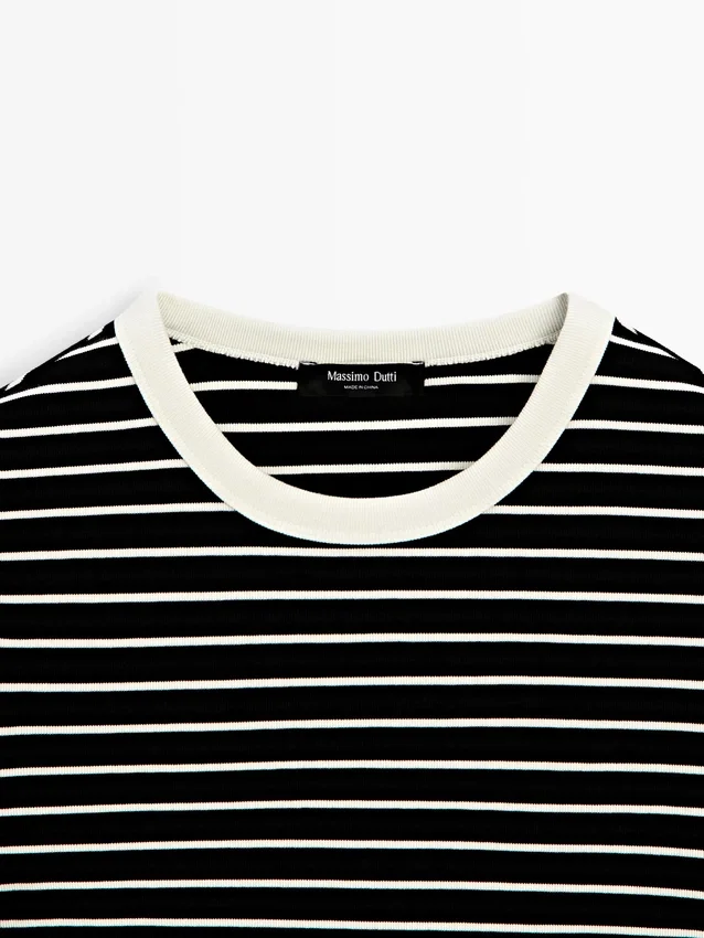 T-shirt met korte mouwen en contrasterende strepen T-shirt met korte mouwen en contrasterende strepen