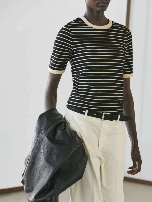 T-shirt met korte mouwen en contrasterende strepen T-shirt met korte mouwen en contrasterende strepen