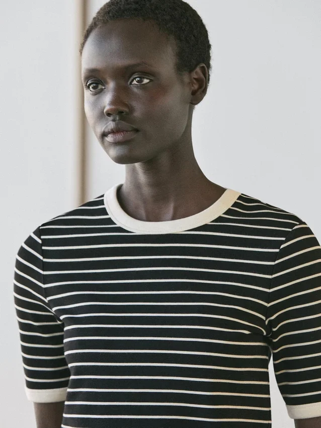 T-shirt met korte mouwen en contrasterende strepen T-shirt met korte mouwen en contrasterende strepen