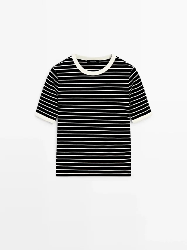 T-shirt met korte mouwen en contrasterende strepen T-shirt met korte mouwen en contrasterende strepen