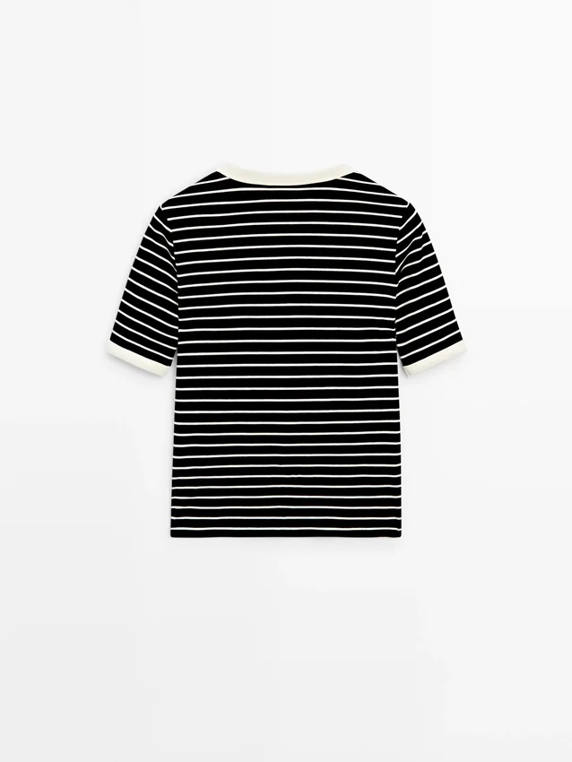 T-shirt met korte mouwen en contrasterende strepen T-shirt met korte mouwen en contrasterende strepen
