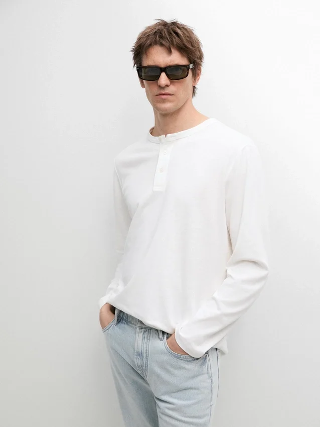 T-shirt met lange mouwen en henley-hals T-shirt met lange mouwen en henley-hals