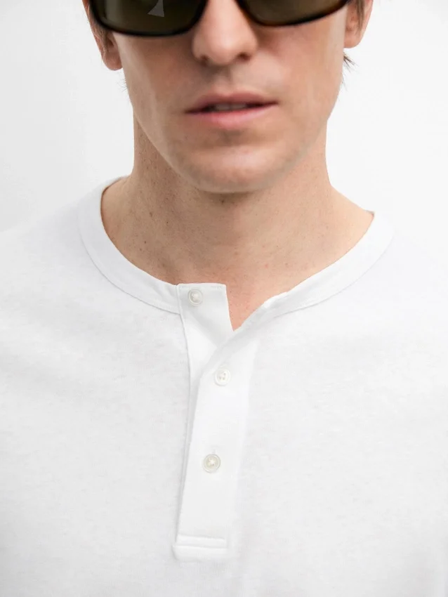 T-shirt met lange mouwen en henley-hals T-shirt met lange mouwen en henley-hals