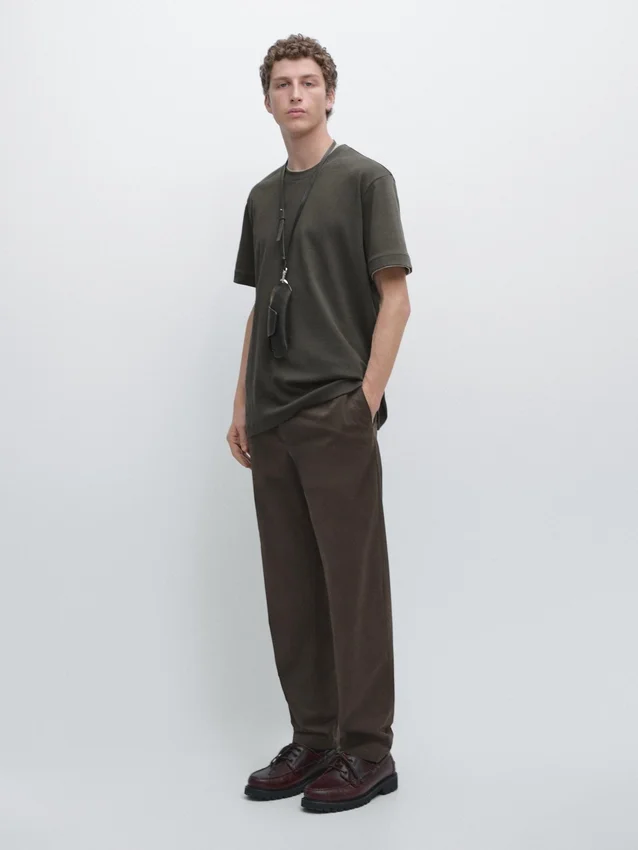 T-shirt van 100% katoen met contrasterende halslijn T-shirt van 100% katoen met contrasterende halslijn