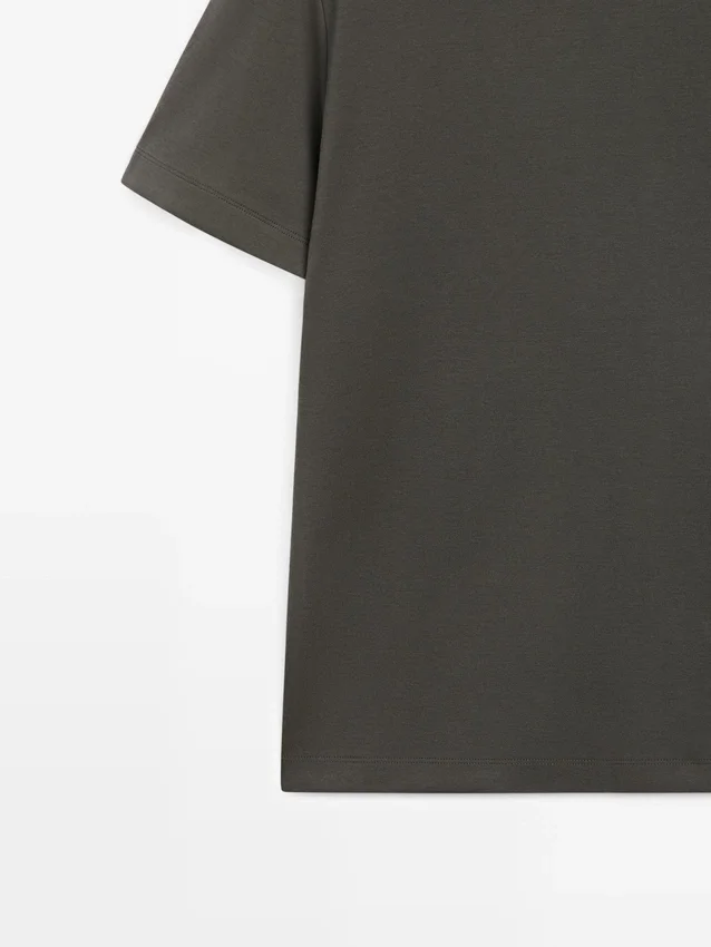 T-shirt van 100% katoen met contrasterende halslijn T-shirt van 100% katoen met contrasterende halslijn