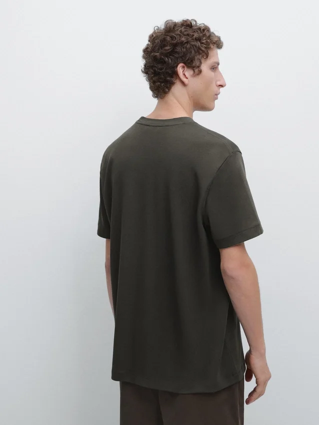 T-shirt van 100% katoen met contrasterende halslijn T-shirt van 100% katoen met contrasterende halslijn